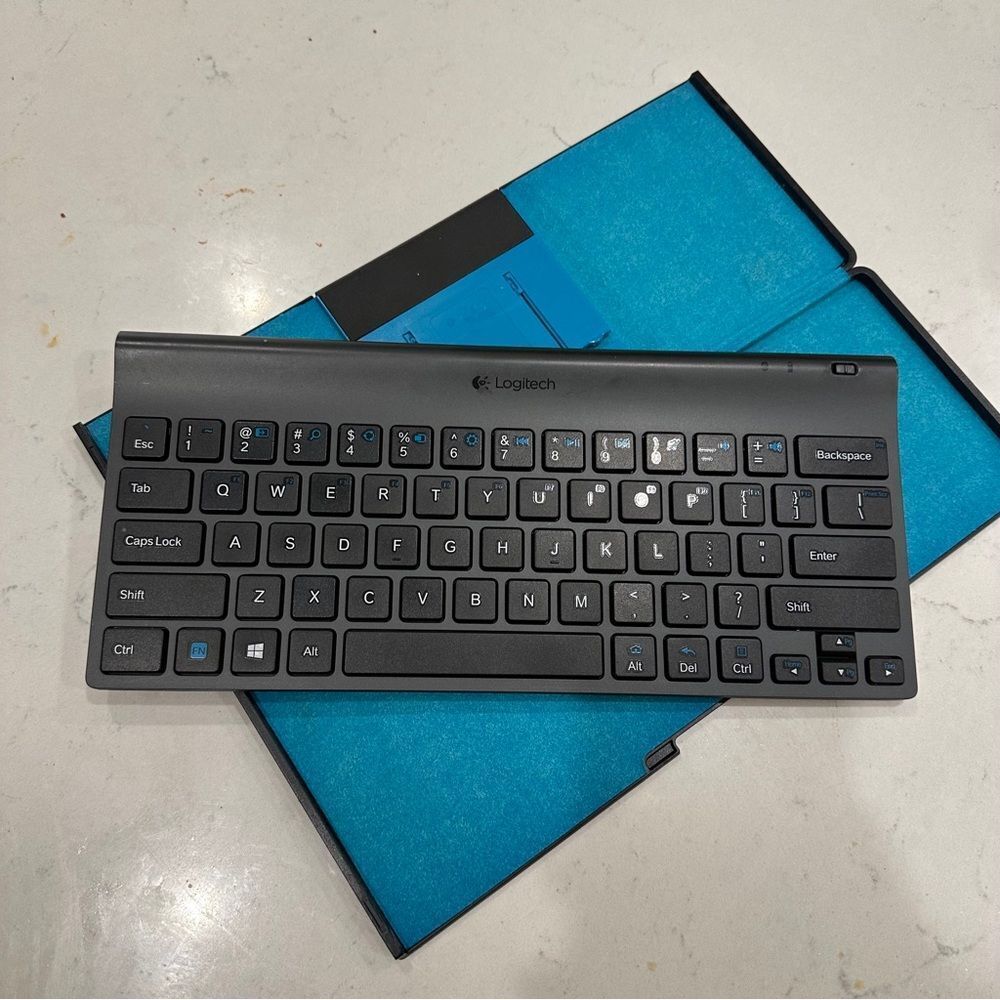 Logitech Wireless tablet Keyboard and stand - Picture 5 of 13